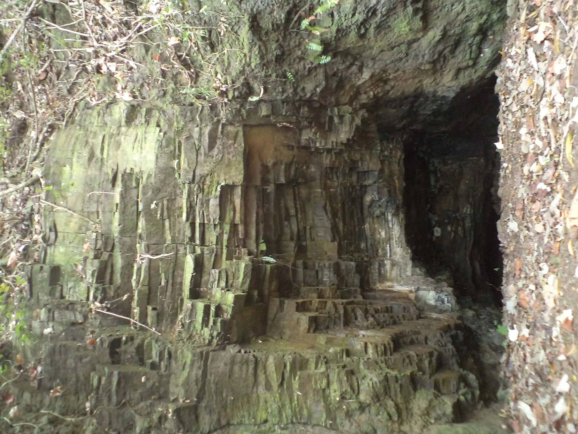 Site archéologique et grotte à Raivavae
