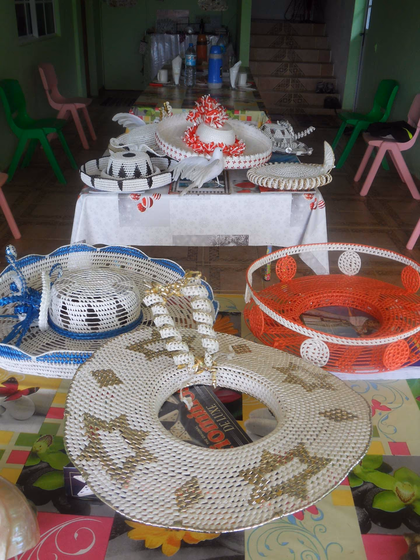 Chapeaux et paniers tressés des mamas