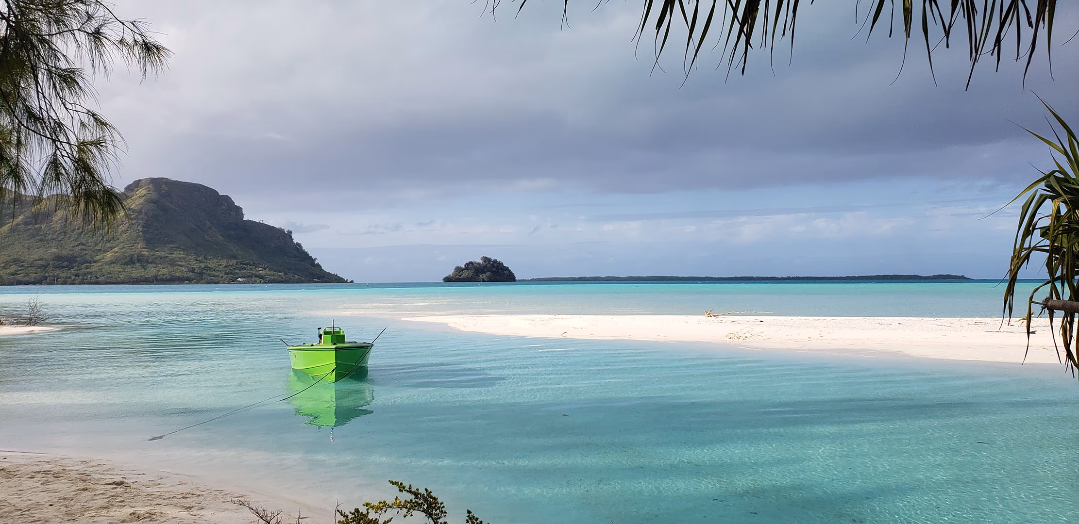 Le canot vert sur le banc de sable