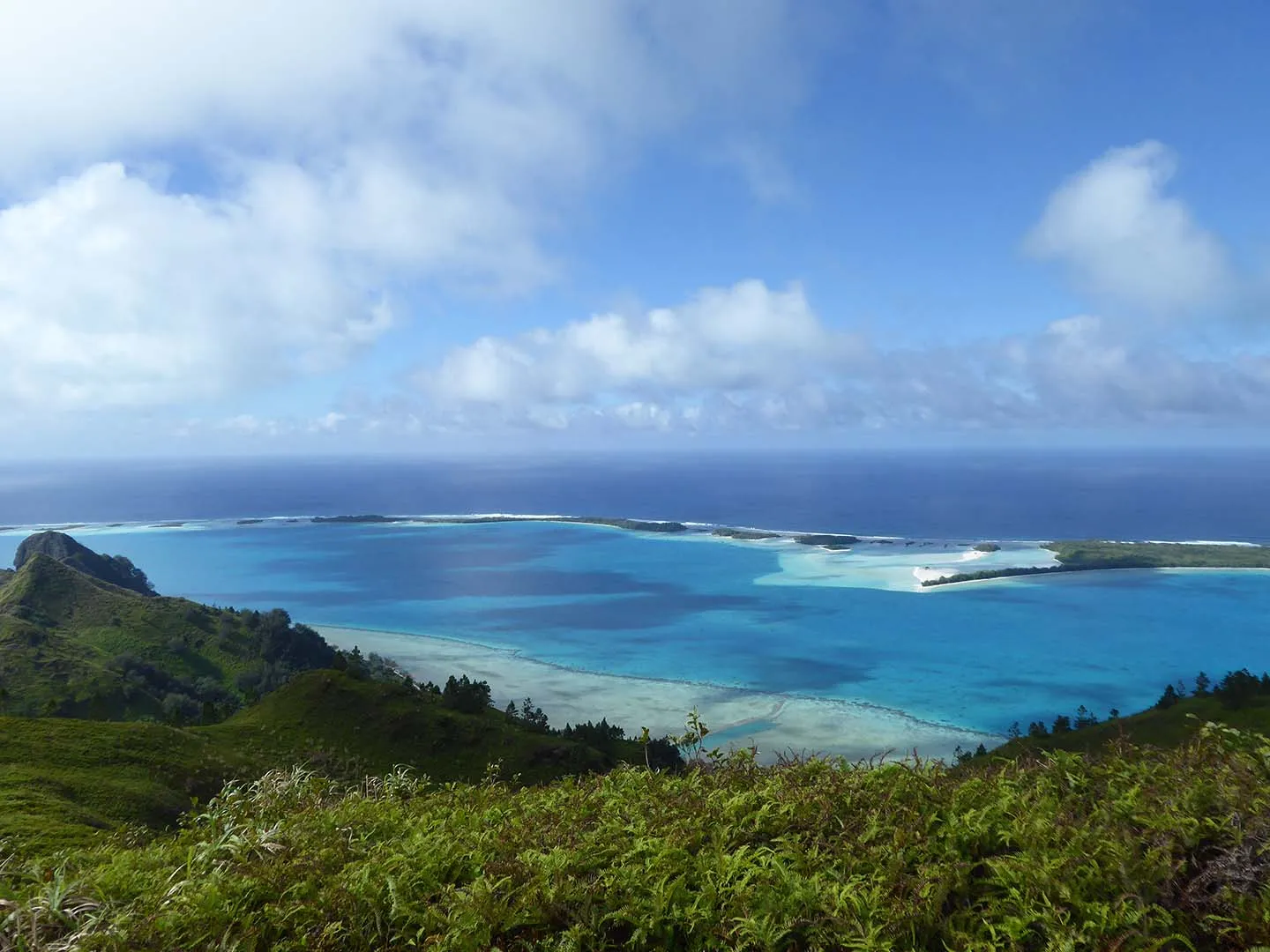 Le lagon et ses motu depuis les hauteurs