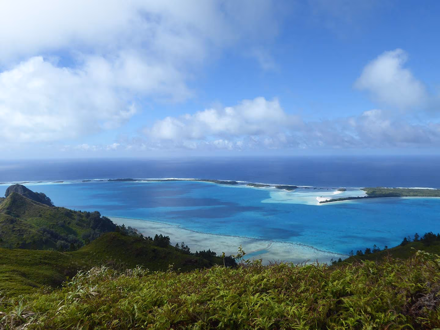 Le lagon et ses motu depuis les hauteurs