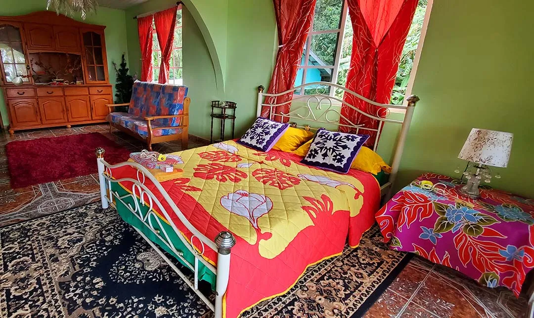 Chambre double avec vue sur le jardin à la pension Nuruata