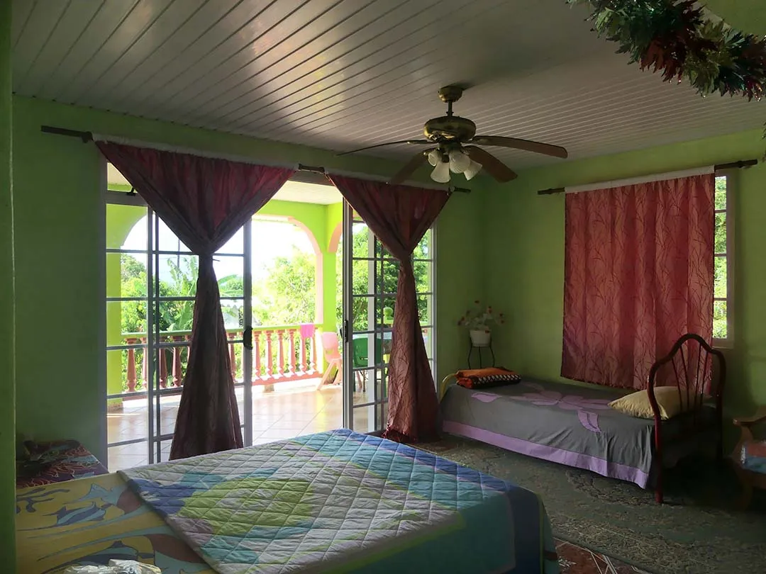 Chambre famille avec accès terrasse à la pension Nuruata