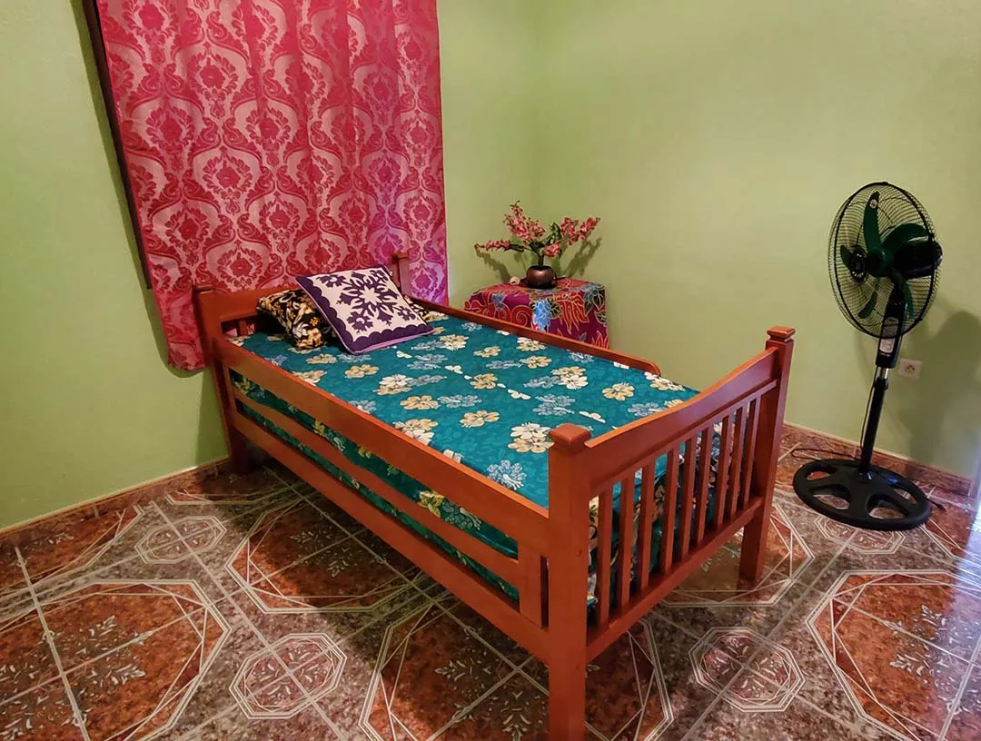 Chambre simple avec ventilateur à la pension Nuruata