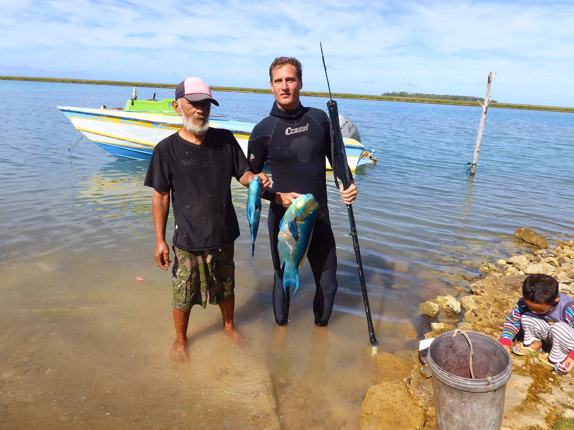 Pêche au harpon dans le lagon