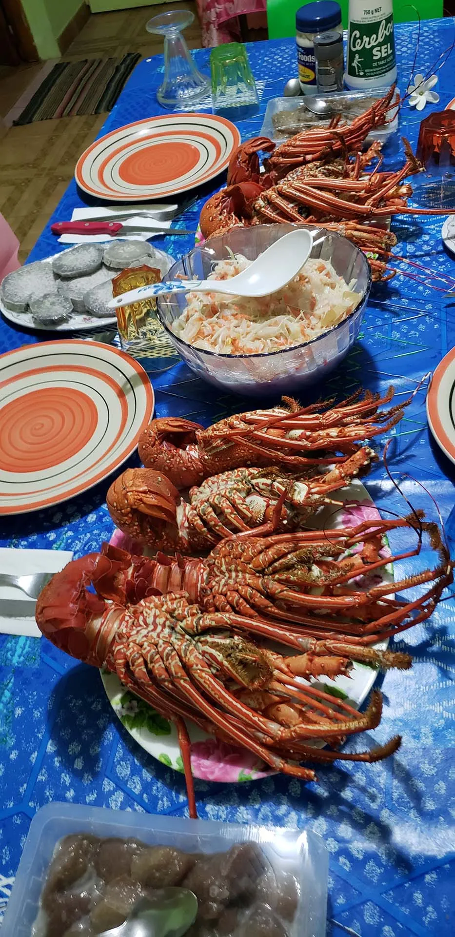 Table dressée avec langoustes à la pension Nuruata